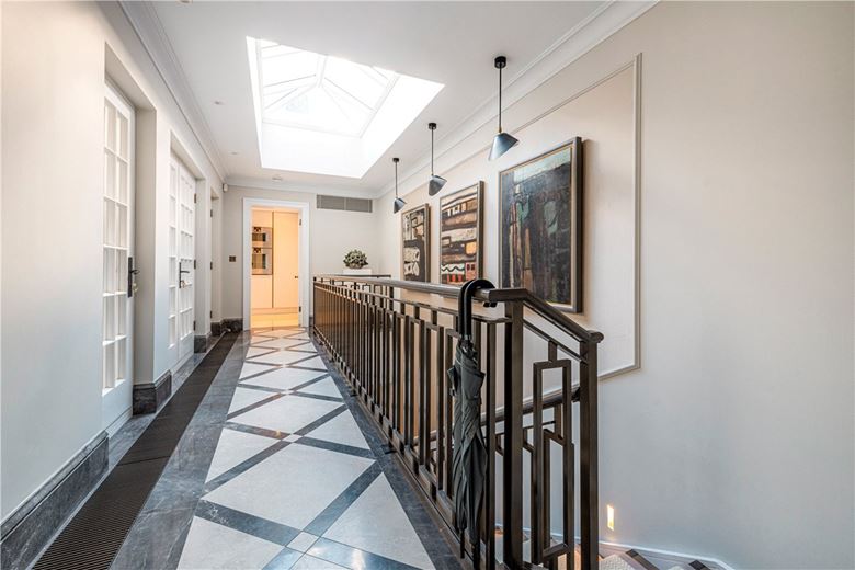 4 bedroom flat, Upper Brook Street, Mayfair W1K