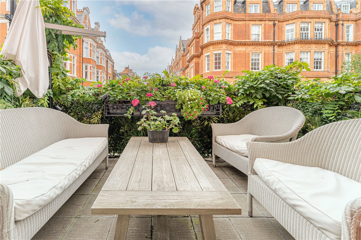 4 bedroom house, North Audley Street, Mayfair W1K - Available