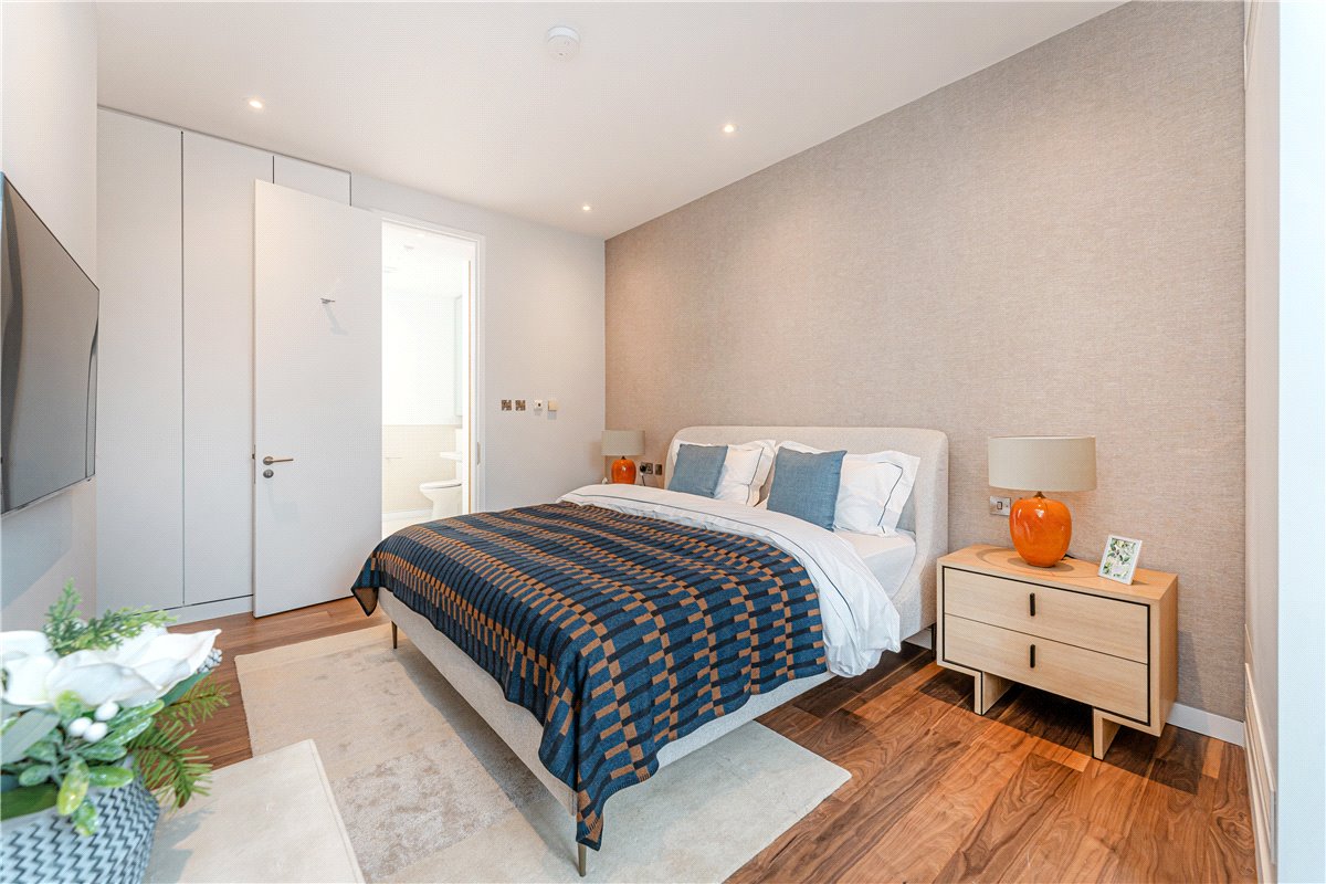 2 bedroom flat, Market Place, Soho W1W - Available