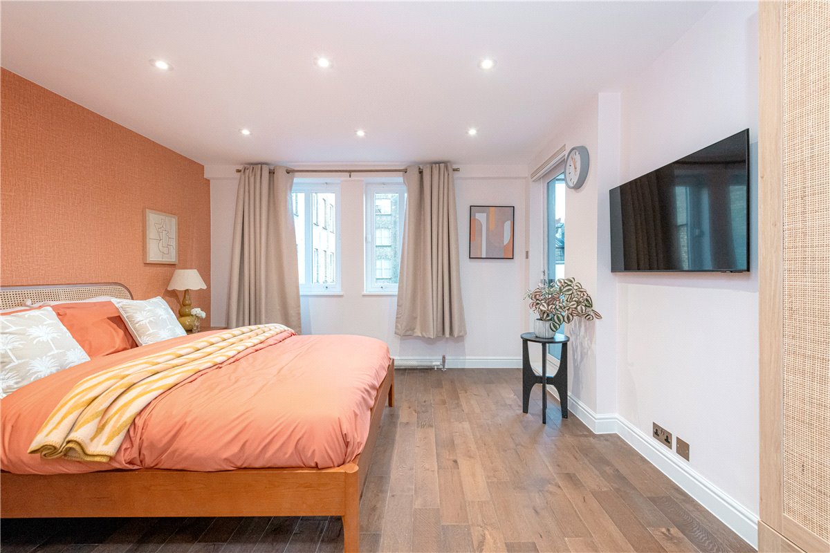 2 bedroom flat, Curzon Street, Mayfair W1J - Available