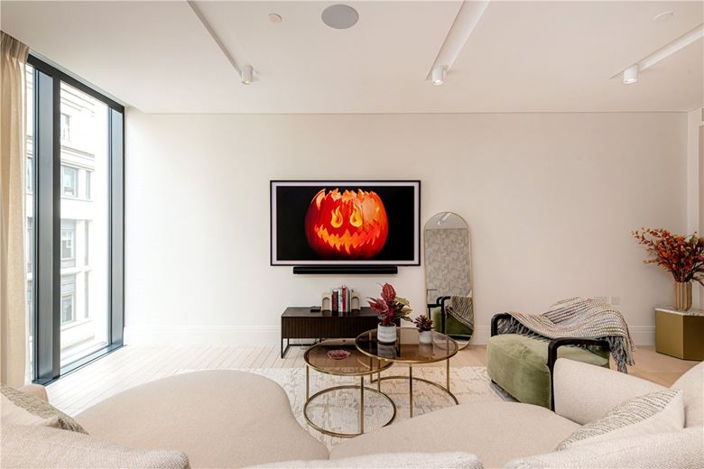 3 bedroom flat, Cork Street, Mayfair W1S - Available