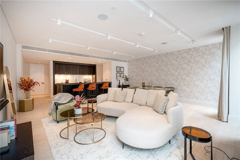 3 bedroom flat, Cork Street, Mayfair W1S - Available