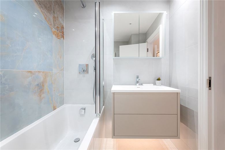 2 bedroom flat, Park Street, Mayfair W1K - Available