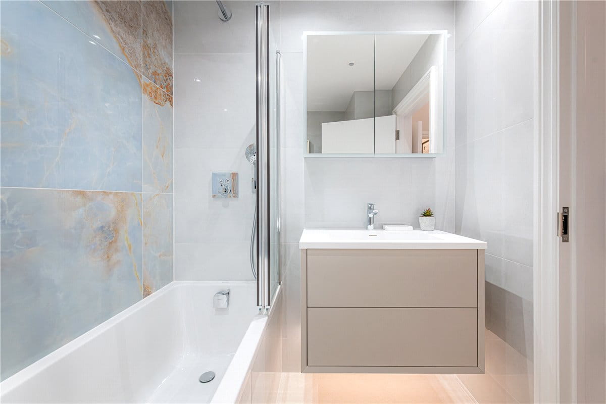 2 bedroom flat, Park Street, Mayfair W1K - Available