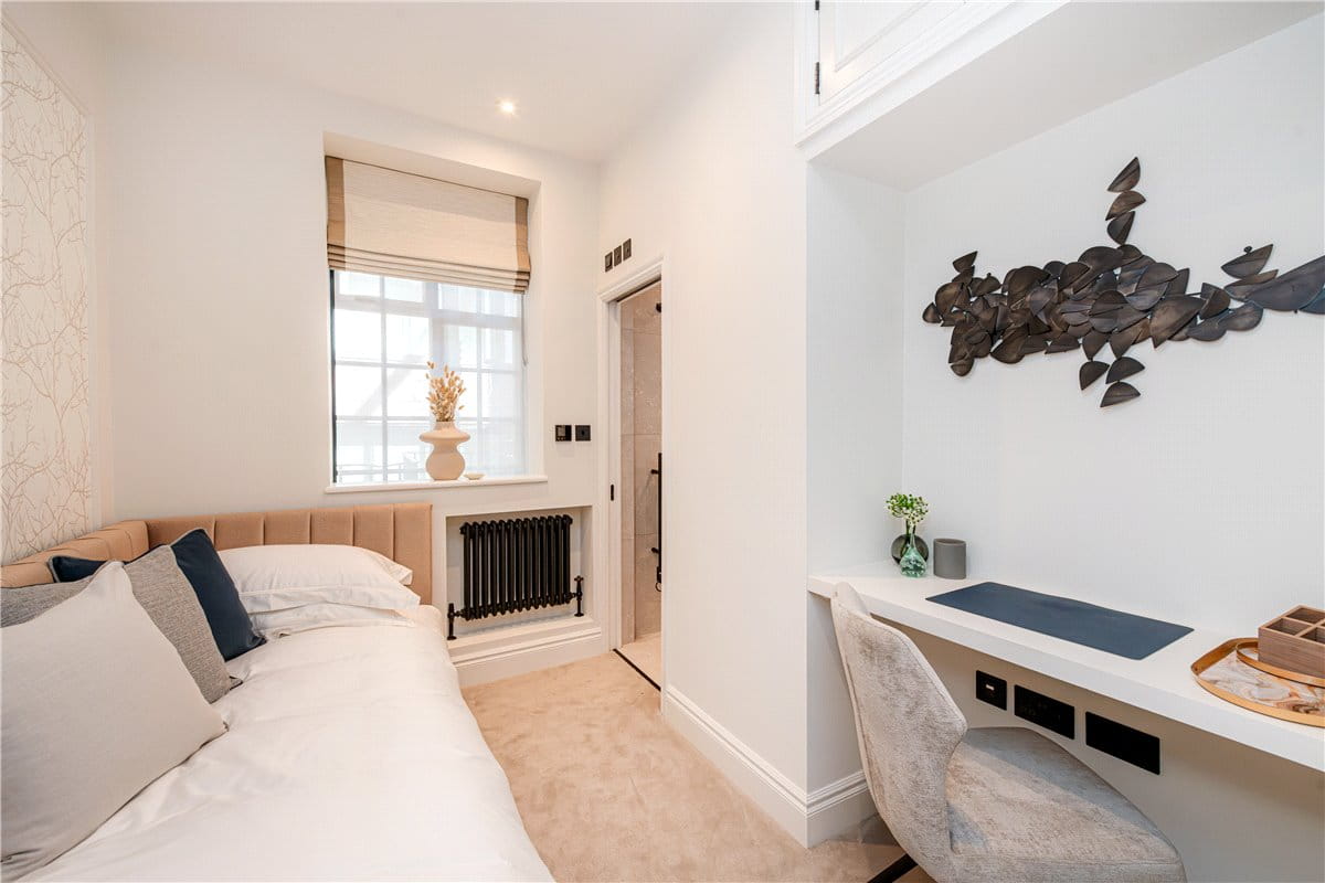 3 bedroom flat, Curzon Street, Mayfair W1J - Available