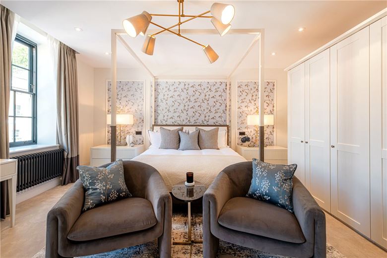 3 bedroom flat, Curzon Street, Mayfair W1J - Available