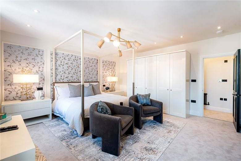 3 bedroom flat, Curzon Street, Mayfair W1J - Available