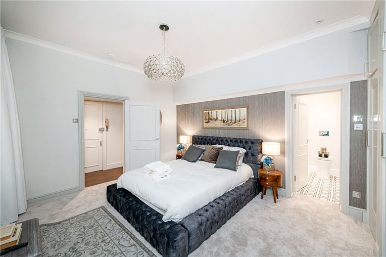 2 bedroom flat, Grosvenor Square, Mayfair W1K - Available