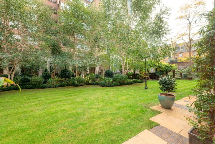 2 bedroom flat, Ebury Street, Belgravia SW1W - Available