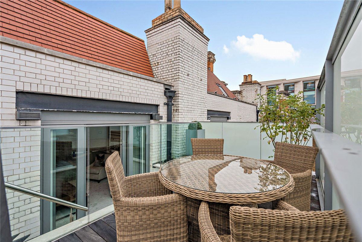 2 bedroom flat, Duke Street, Mayfair W1K - Available