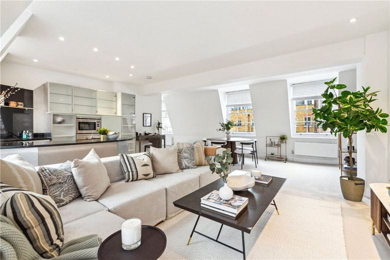 2 bedroom flat, Bruton Place, Mayfair W1J - Available