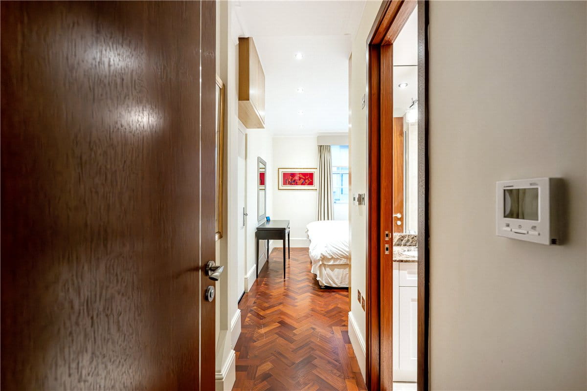 2 bedroom flat, Grosvenor Square, Mayfair W1K - Available