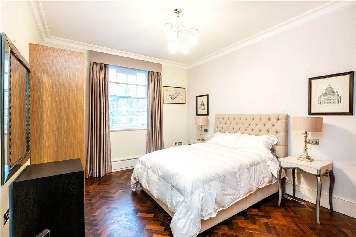 2 bedroom flat, Grosvenor Square, Mayfair W1K - Available