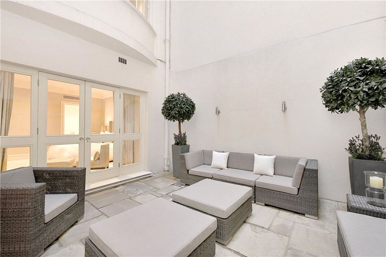 4 bedroom flat, Upper Grosvenor Street, Mayfair W1K - Available