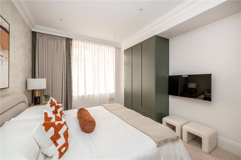 2 bedroom flat, Stratton Street, London W1J - Available