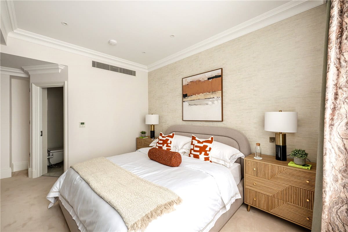 2 bedroom flat, Stratton Street, London W1J - Available