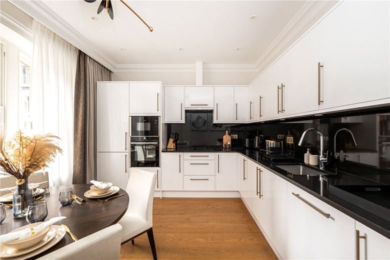 2 bedroom flat, Stratton Street, London W1J - Available