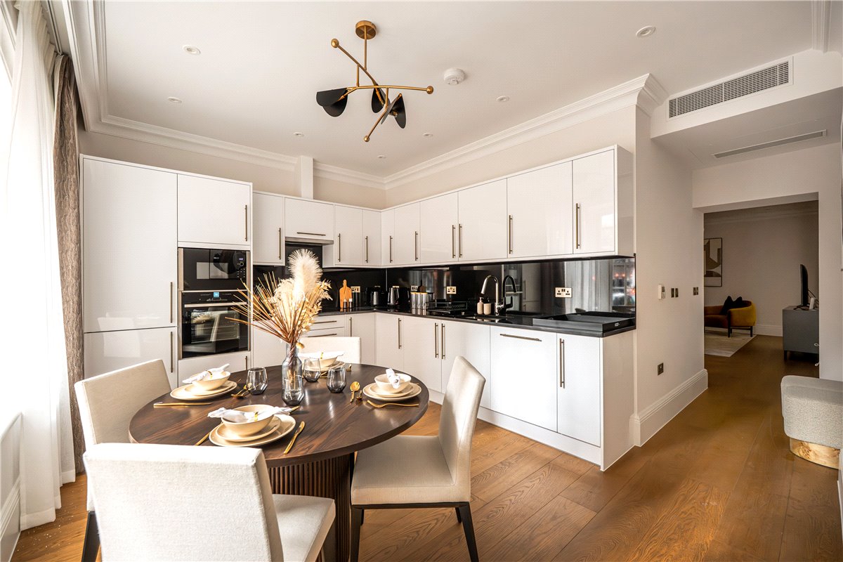 2 bedroom flat, Stratton Street, London W1J - Available