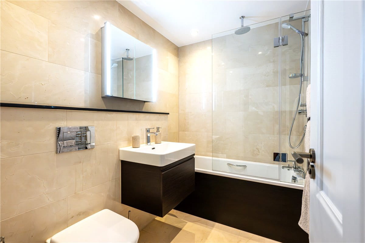 3 bedroom flat, Stratton Street, London W1J - Available