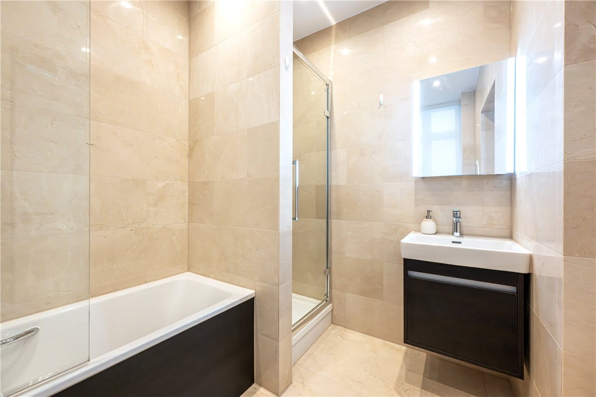 3 bedroom flat, Stratton Street, London W1J - Available