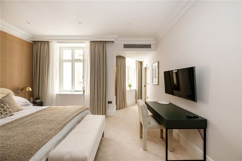 3 bedroom flat, Stratton Street, London W1J - Available