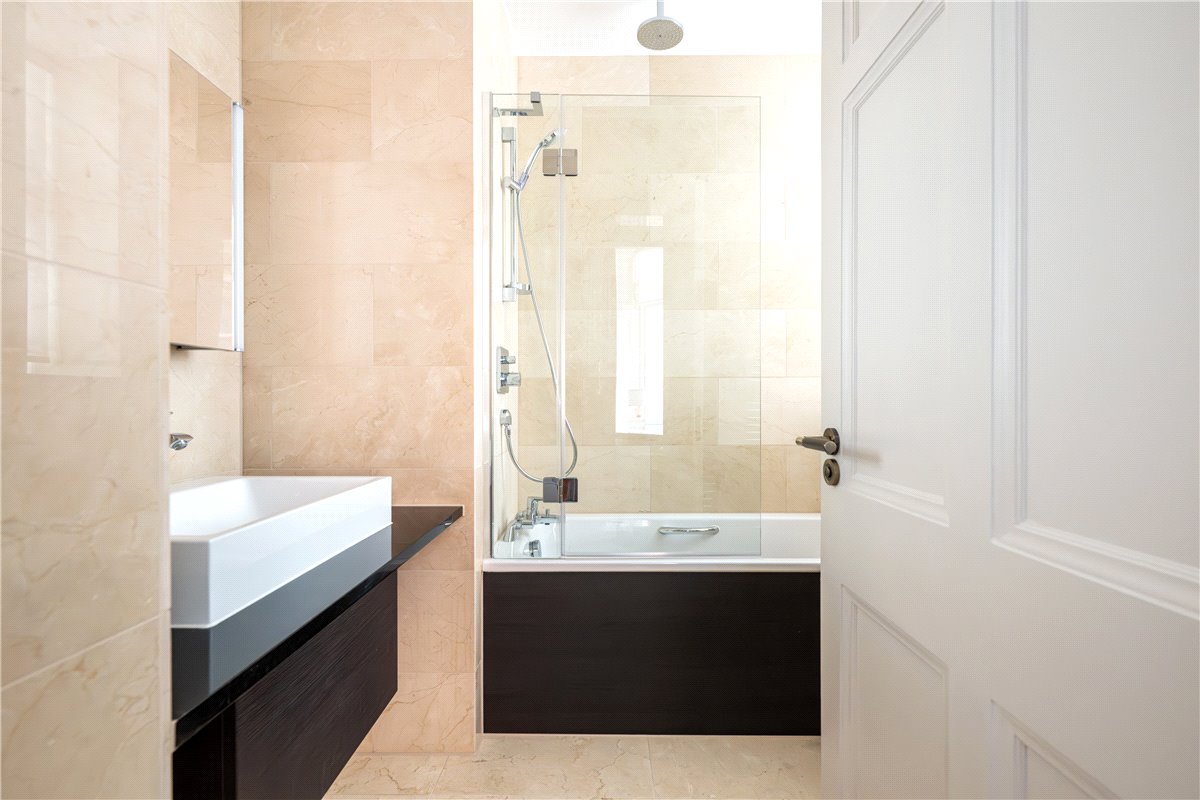 3 bedroom flat, Stratton Street, London W1J - Available