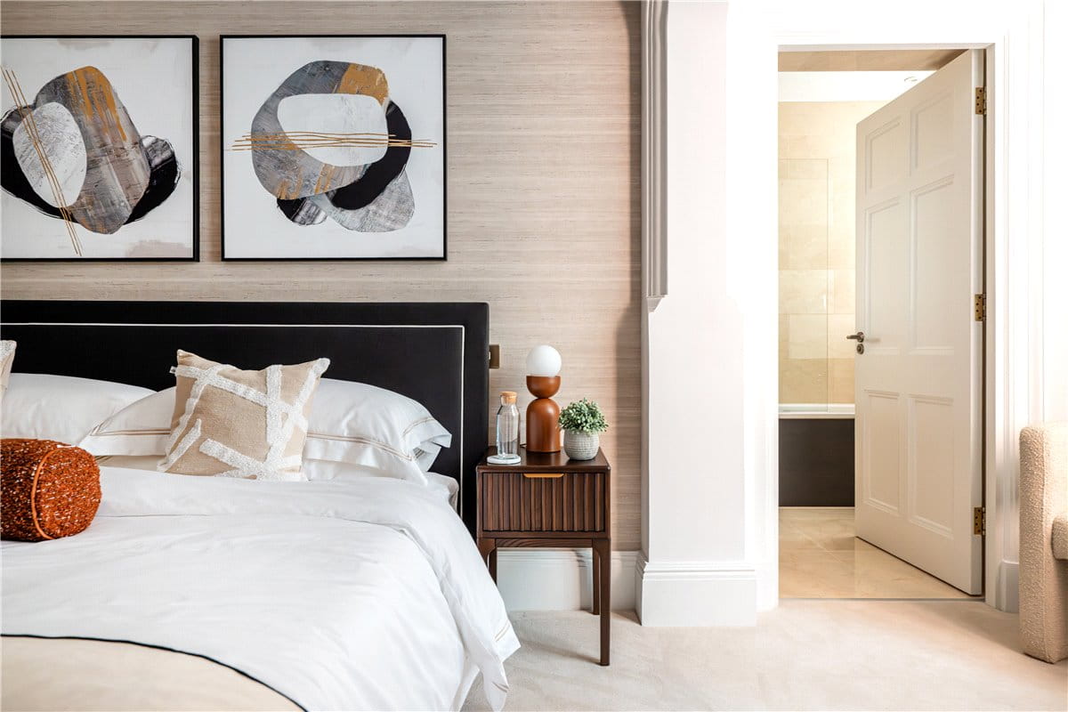 3 bedroom flat, Stratton Street, London W1J - Available