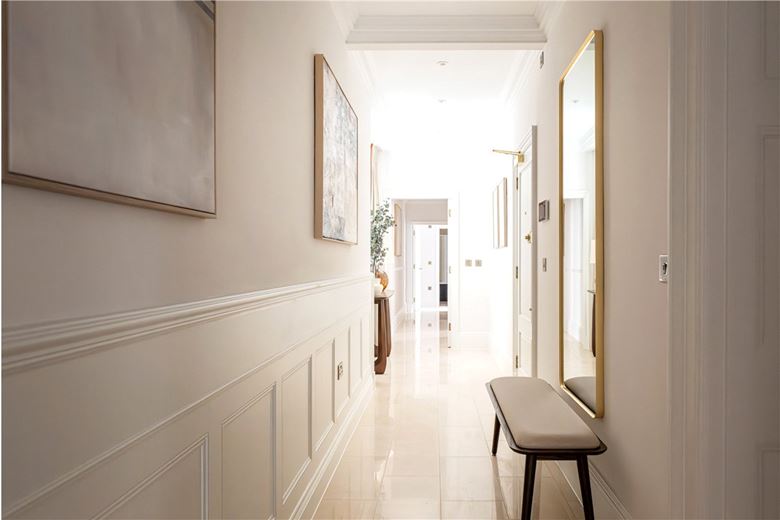 3 bedroom flat, Stratton Street, London W1J - Available