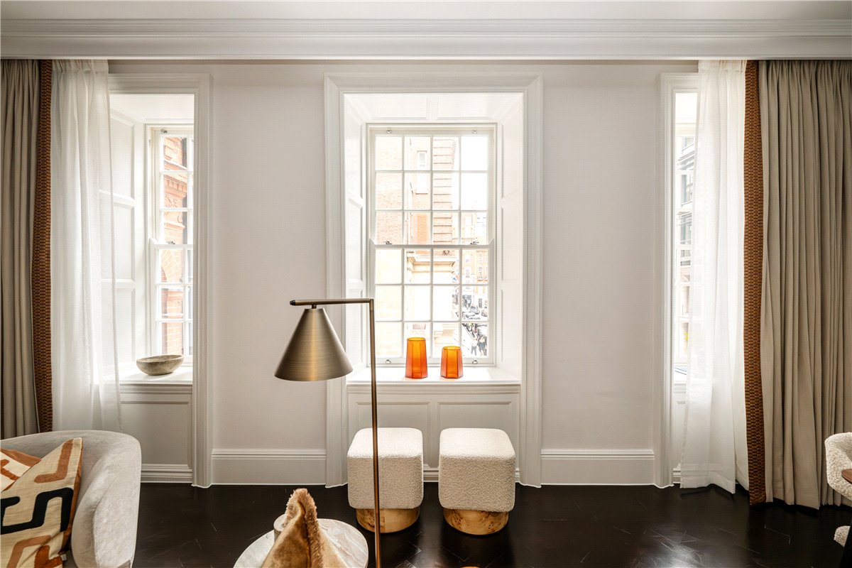 3 bedroom flat, Stratton Street, London W1J - Available