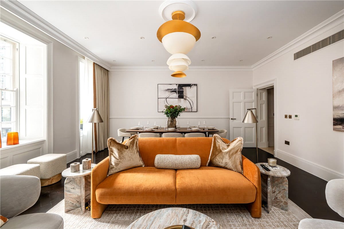 3 bedroom flat, Stratton Street, London W1J - Available