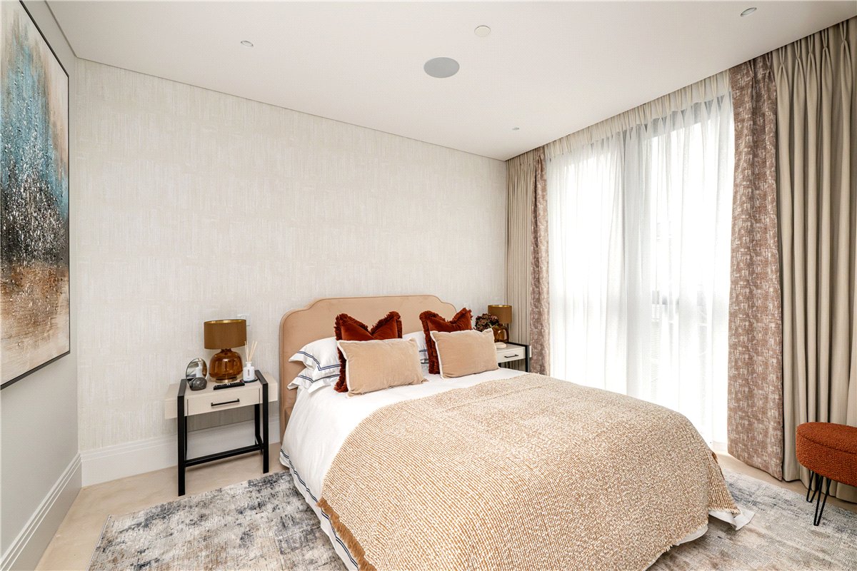 2 bedroom flat, Cork Street, Mayfair W1S - Let Agreed