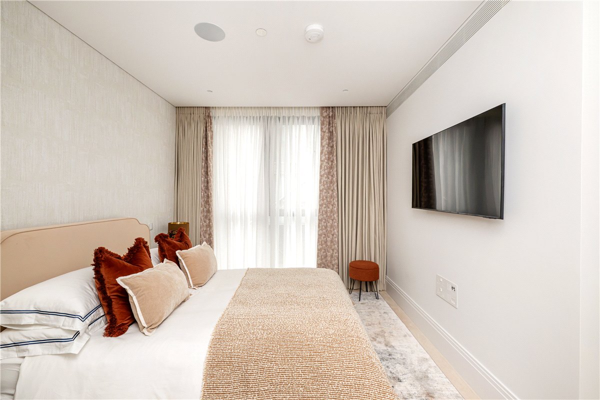 2 bedroom flat, Cork Street, Mayfair W1S - Let Agreed