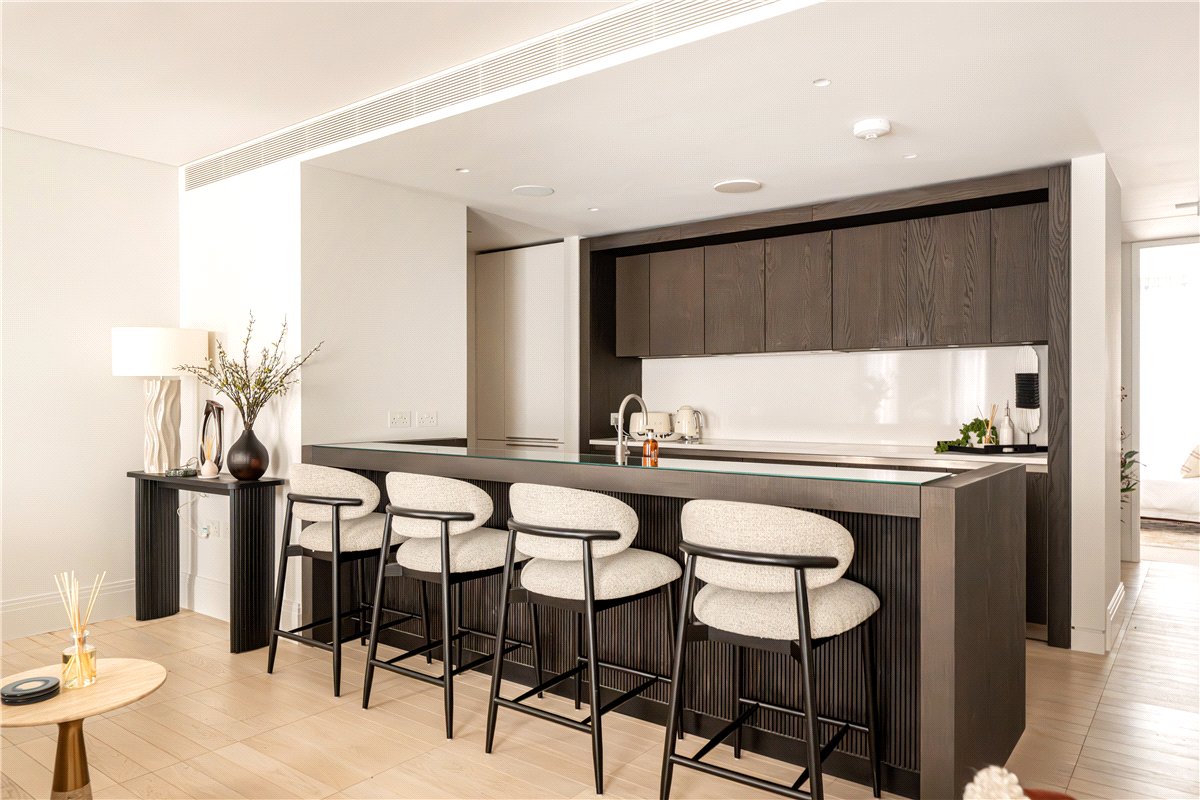 2 bedroom flat, Cork Street, Mayfair W1S - Let Agreed