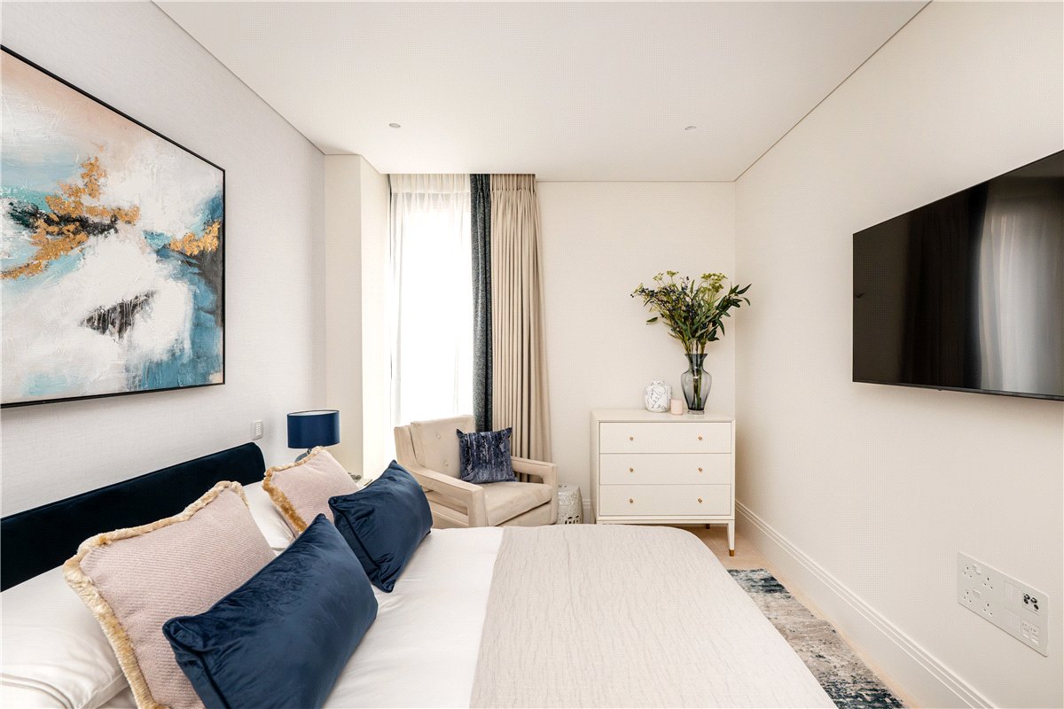 2 bedroom flat, Cork Street, Mayfair W1S - Available