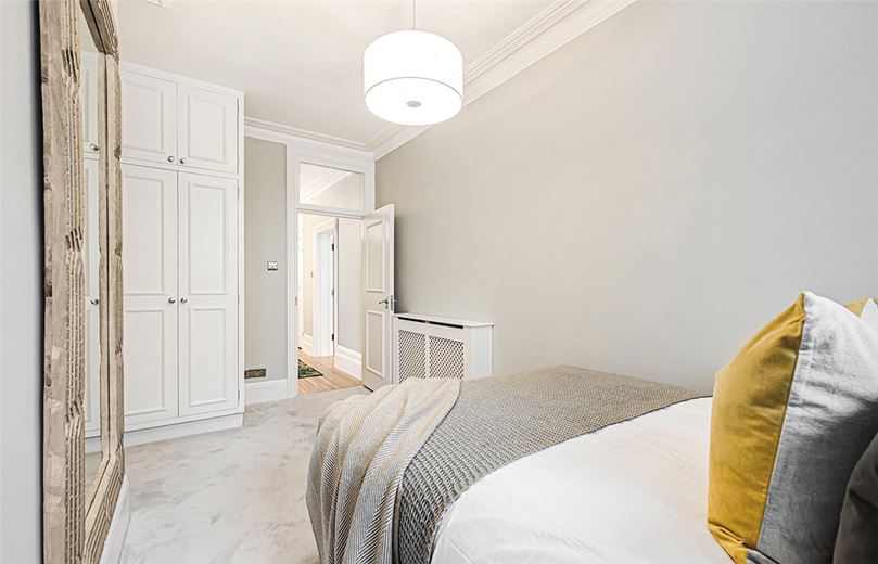 2 bedroom flat, St Georges Court, Gloucester Road SW7 - Available