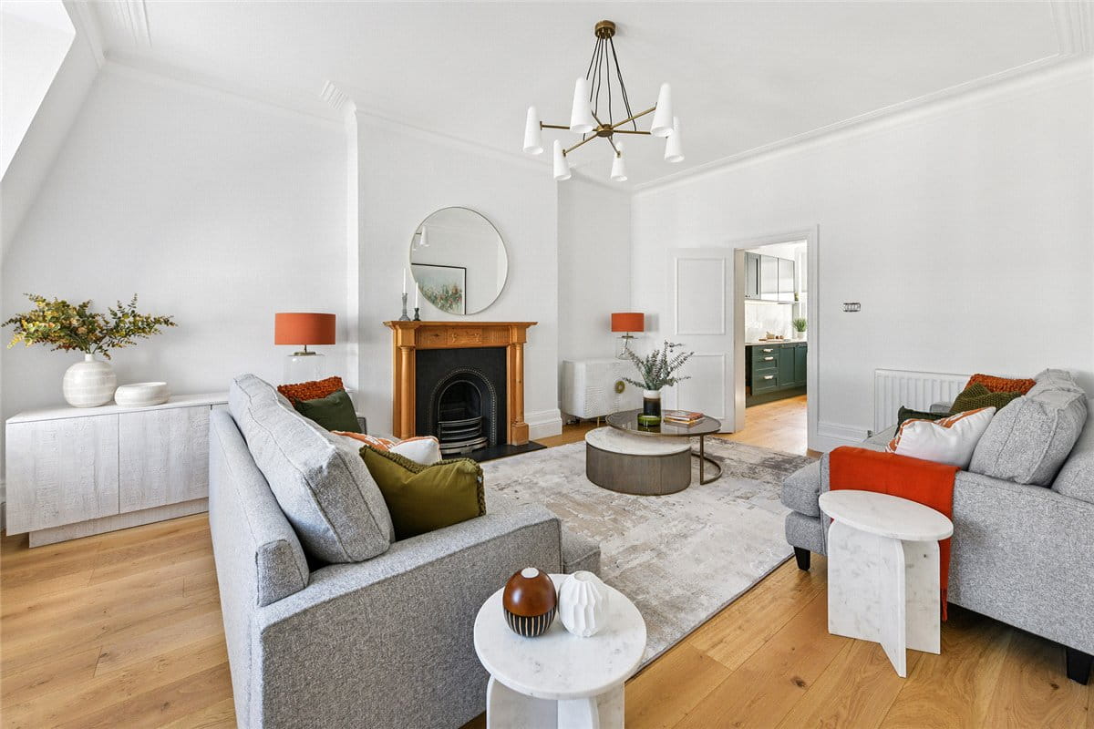 4 bedroom flat, St Georges Court, Gloucester Road SW7 - Available
