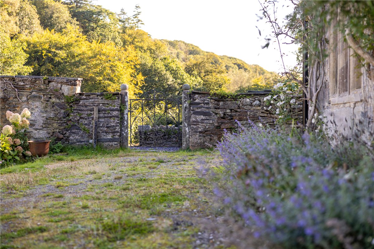 11 bedroom house, Talsarnau, Gwynedd LL47 - Available