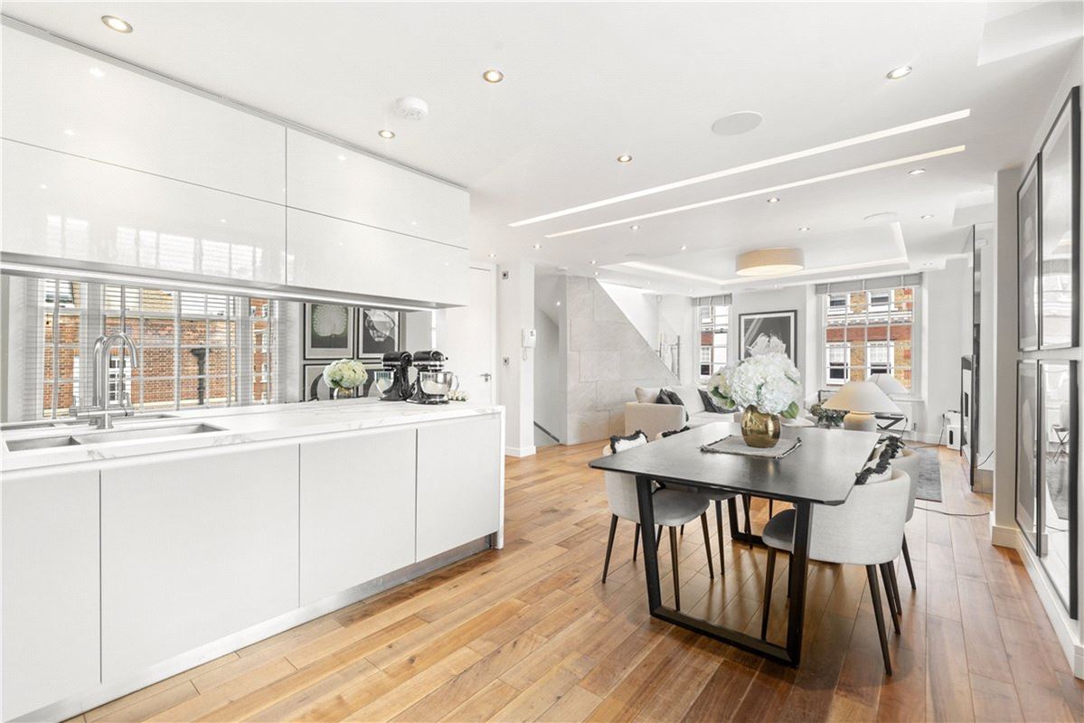 2 bedroom maisonette, Marylebone Street, London W1G - Available