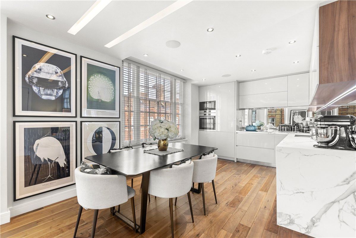 2 bedroom maisonette, Marylebone Street, London W1G - Available