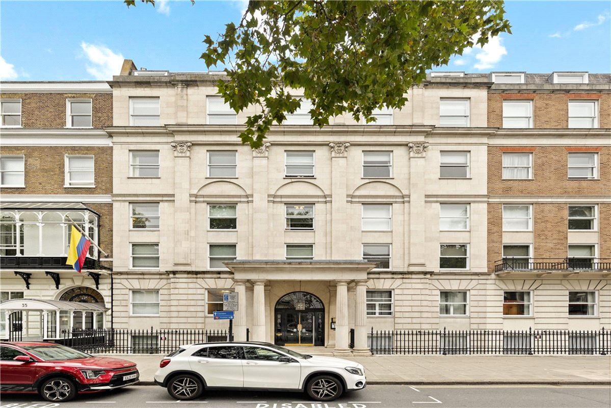 2 bedroom flat, Portland Place, Marylebone W1B - Available