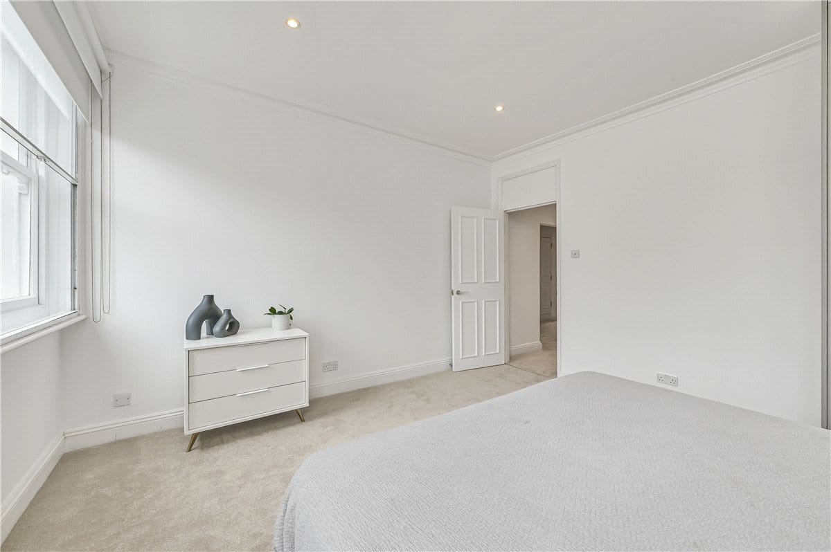 3 bedroom flat, Upper Wimpole Street, Marylebone W1G - Available