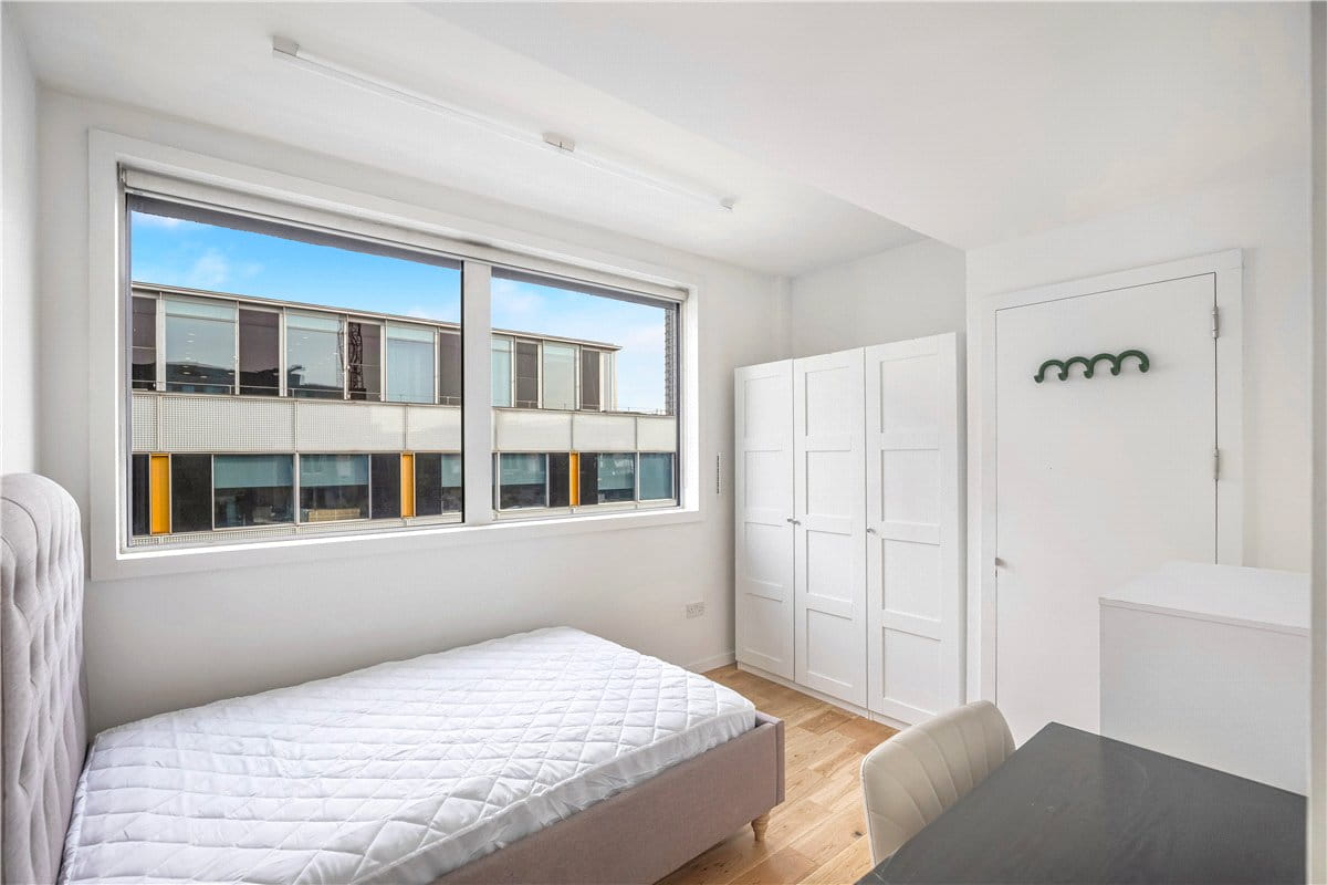 3 bedroom flat, Rathbone Place, Fitzrovia W1T - Available