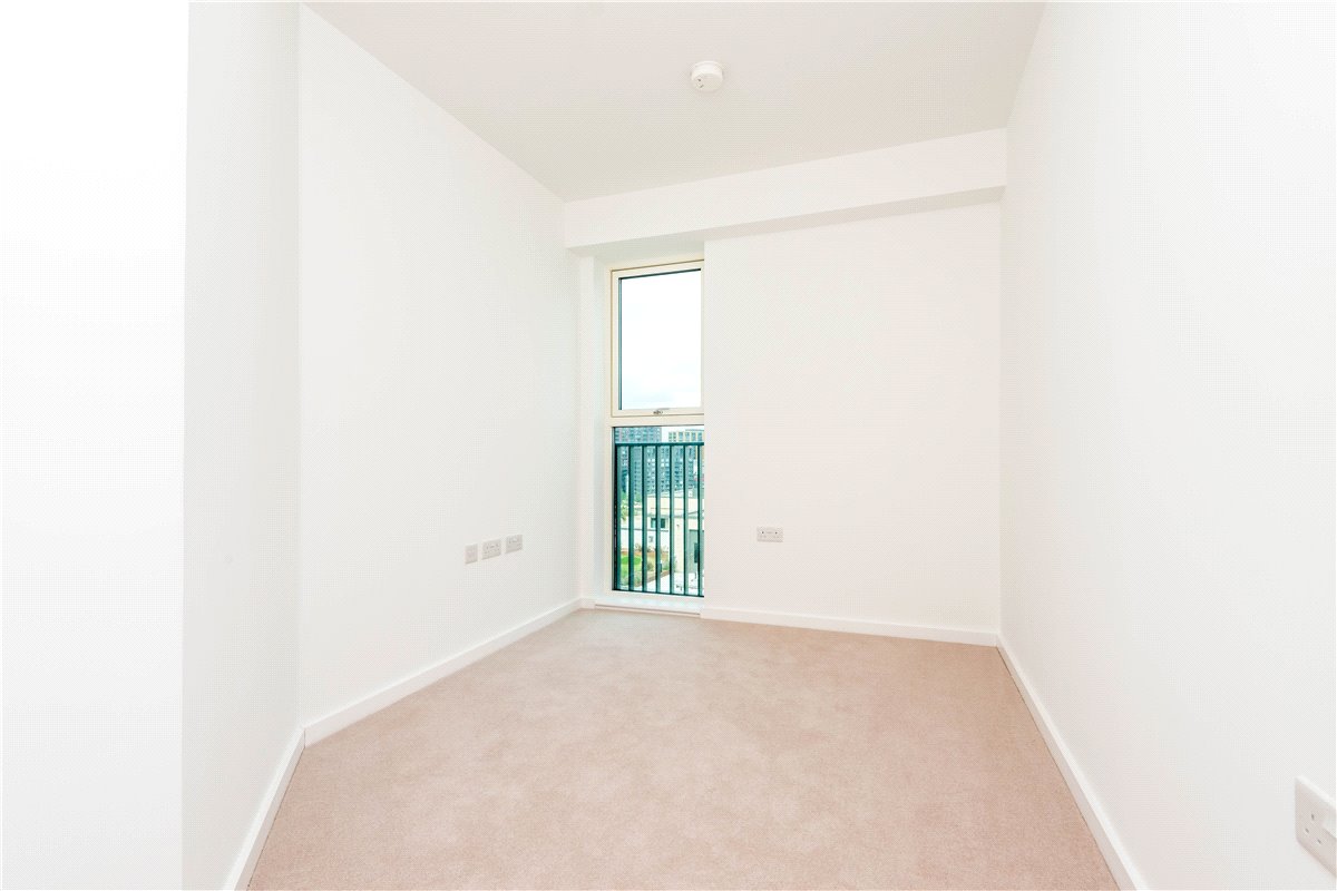 3 bedroom flat, Heartwell Avenue, London E16