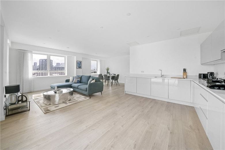 3 bedroom flat, Heartwell Avenue, London E16 - Available