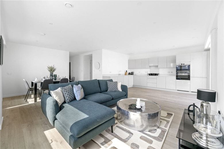 3 bedroom flat, Heartwell Avenue, London E16 - Available