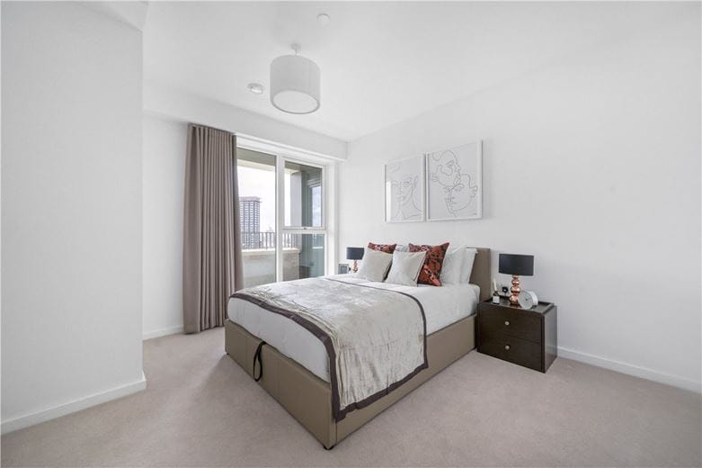 3 bedroom flat, Heartwell Avenue, London E16 - Available