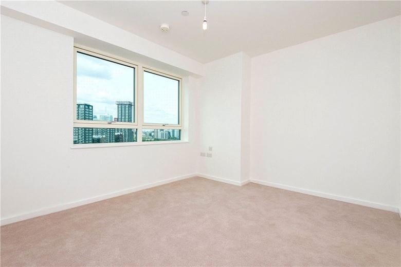 2 bedroom flat, Heartwell Avenue, London E16 - Let Agreed