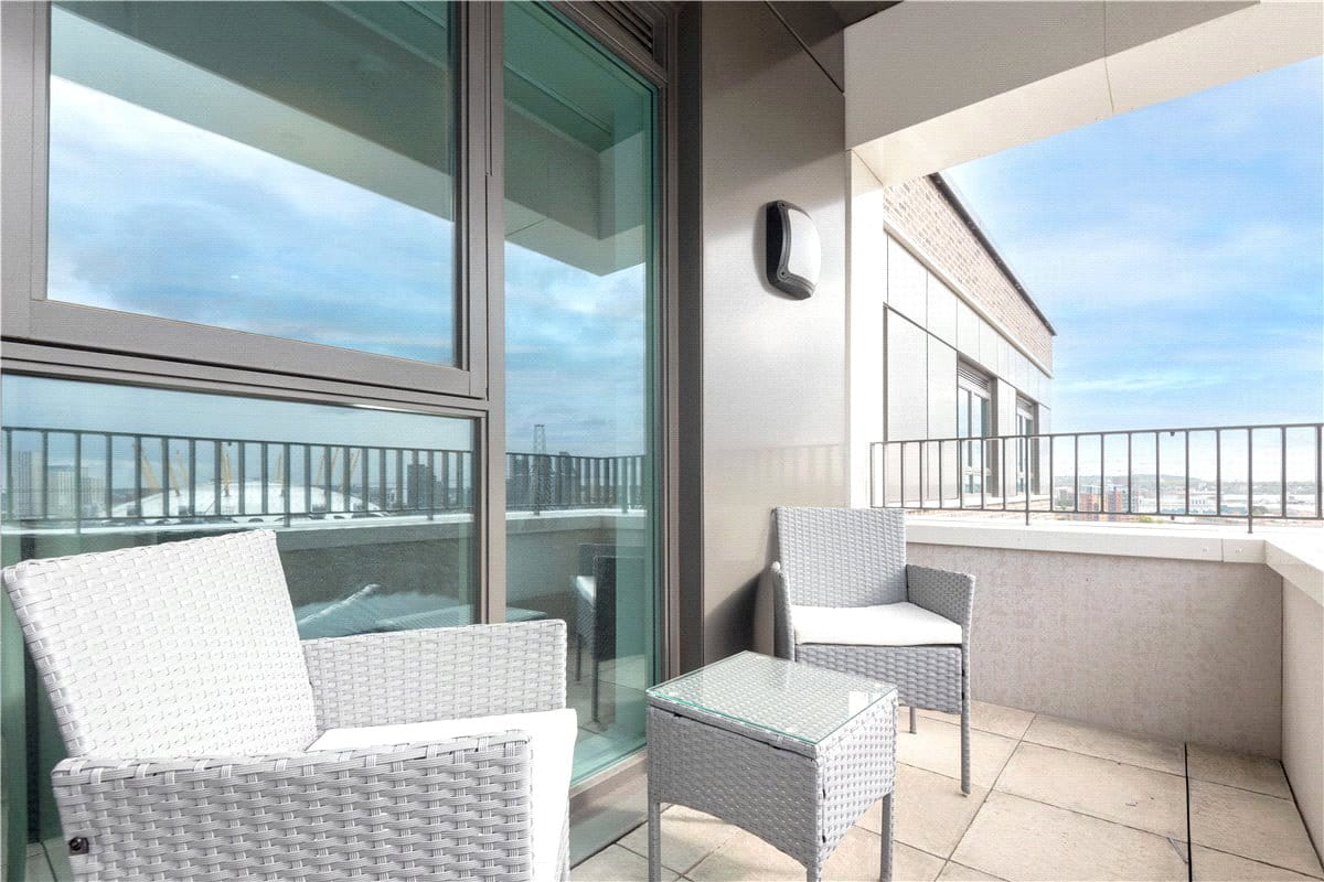 2 bedroom flat, Heartwell Avenue, London E16 - Let Agreed