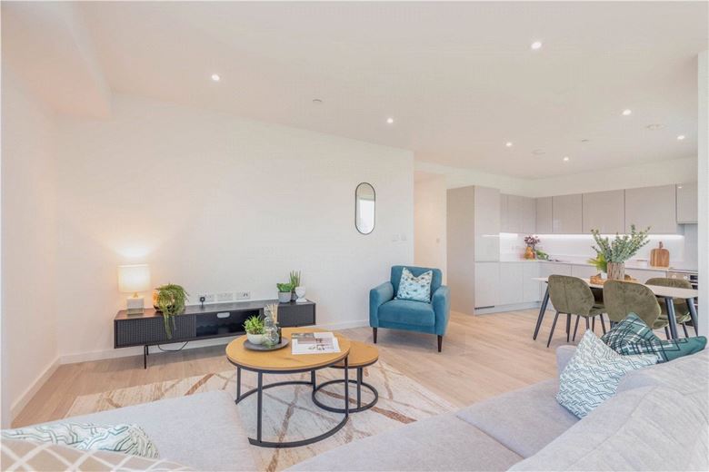 3 bedroom flat, Heartwell Avenue, London E16 - Available