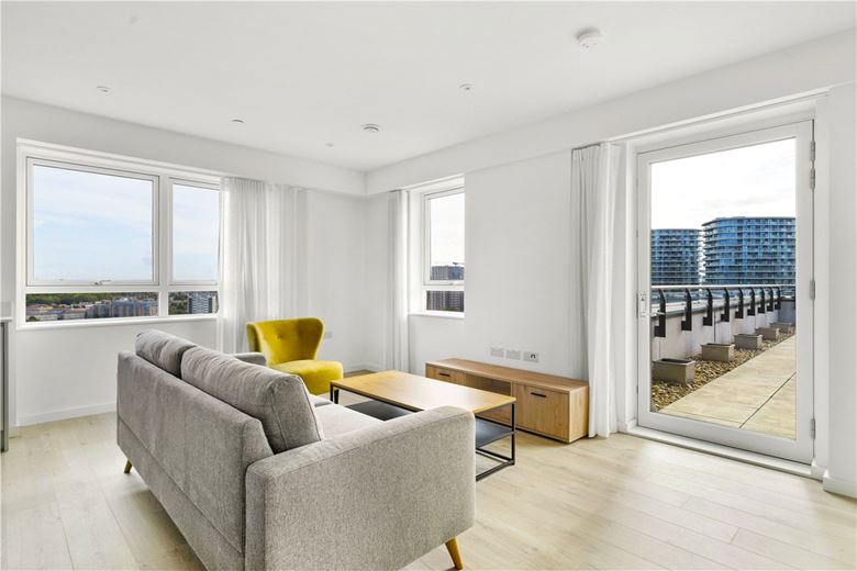 3 bedroom flat, Heartwell Avenue, London E16 - Available